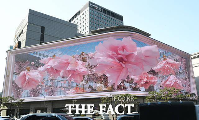 4일 오전 한 시민이 서울 중구 신세계백화점 본점 미디어 파사드 '신세계스퀘어'에서 상영되는 봄맞이 영상을 바라보고 있다. /박상민 기자