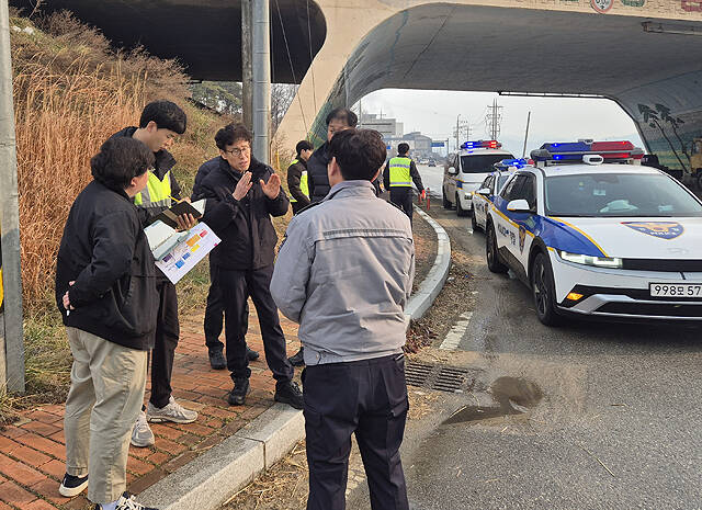 경북경찰청이 도내 교통안전시설에 대한 일제 정비와 교통법규 위반 행위에 대한 현장 단속에 나섰다. /경북경찰청
