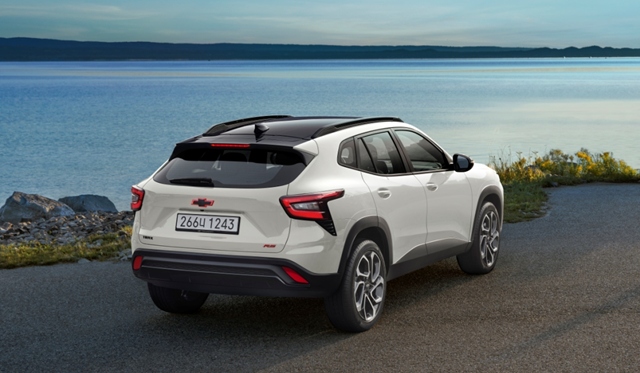 쉐보레가 4일부터 사전계약을 시작한 쉐보레 2026년형 트랙스 크로스오버 'RS 이그나이트 에디션' 후면 모습. /쉐보레