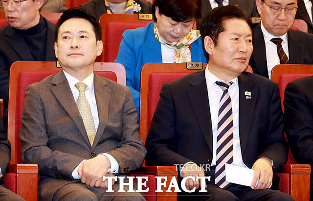 '동상이몽' 합장하는 장 대표(왼쪽)와 정 대표.