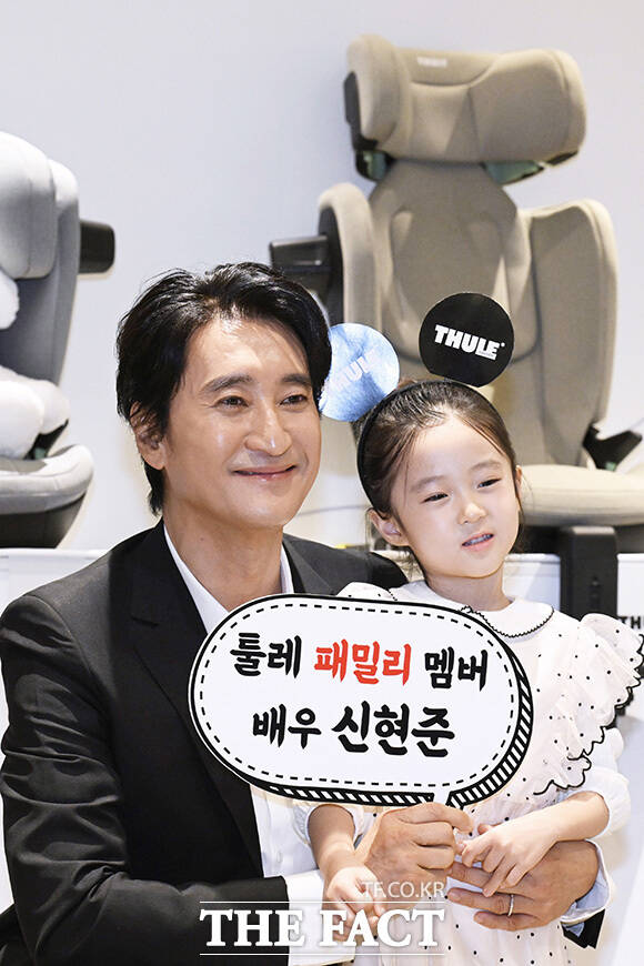 신민서 양이 브이 포즈를 하고 있다.