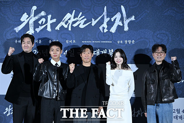 배우 유지태 박지훈 유해진 전미도, 장항준 감독(왼쪽부터)이 뭉친 영화 '왕과 사는 남자'가 3일 19만 명을 동원하며 박스오피스 1위를 지켰다. /남용희 기자
