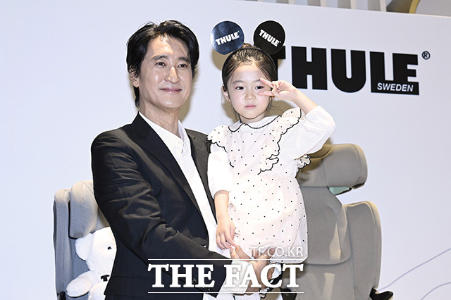 신민서 양이 브이 포즈를 하고 있다.