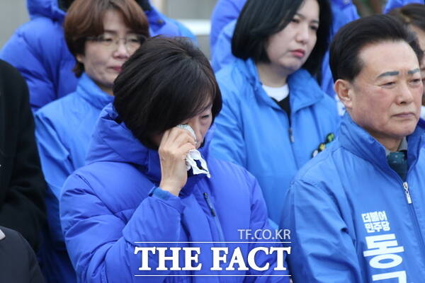 더불어민주당 대전시당이 4일 매향노 5적 규탄 및 대전충남 통합 결의대회를 개최하고 삭발식을 거행하자 당원들이 눈시울을 붉히며 눈물을 흘릭고 있다. /정예준 기자
