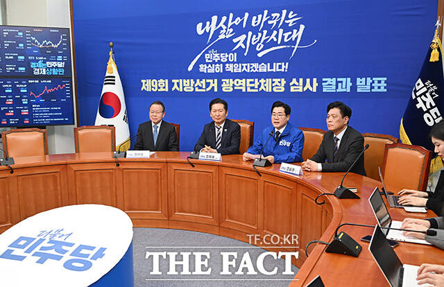 정청래 더불어민주당 대표(왼쪽)와 포옹하는 박찬대 의원.