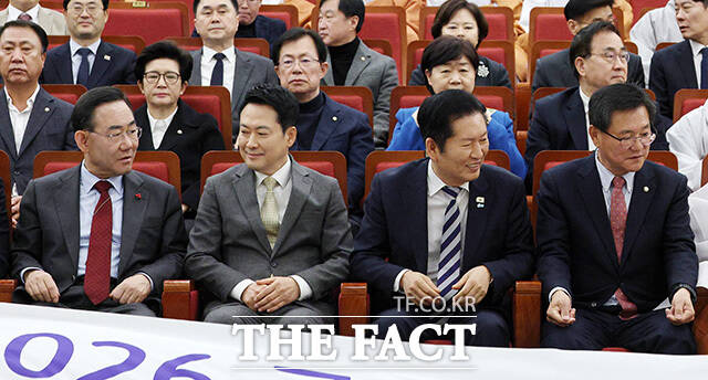 '동상이몽' 합장하는 장 대표(왼쪽)와 정 대표.