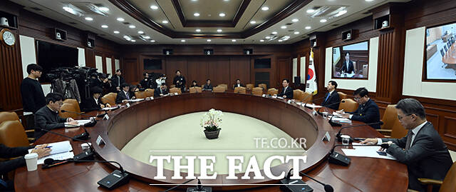 구윤철 부총리 겸 재정경제부 장관이 4일 오전 서울 종로구 정부서울청사에서 열린 개정 노동조합법 관련 관계장관회의에 참석해 모두발언을 하고 있다. /임영무 기자