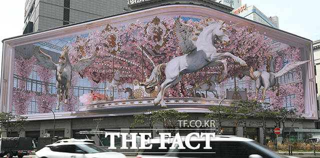 4일 오전 한 시민이 서울 중구 신세계백화점 본점 미디어 파사드 '신세계스퀘어'에서 상영되는 봄맞이 영상을 바라보고 있다. /박상민 기자