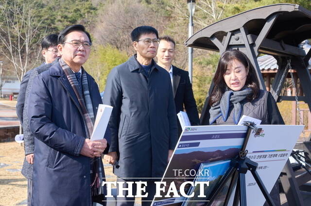 4일 김석필 천안시장 권한대행이 용연저수지 수변둘레길 현장을 둘러보고 있다. /천안시