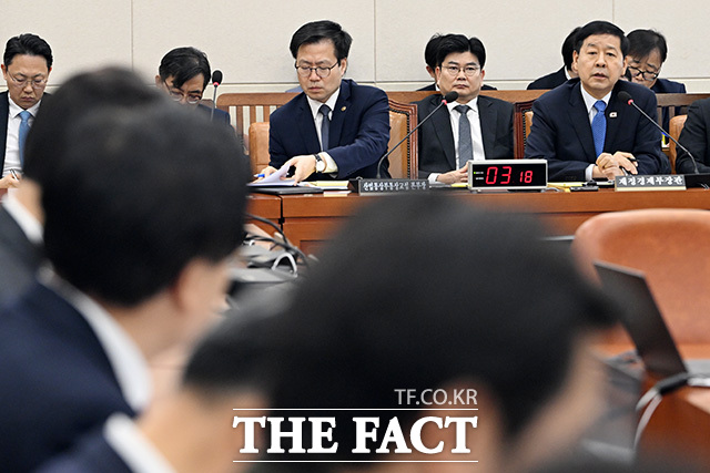 의사봉 두드리며 회의 주재하는 김상훈 위원장.