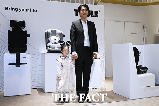 신민서 양이 브이 포즈를 하고 있다.