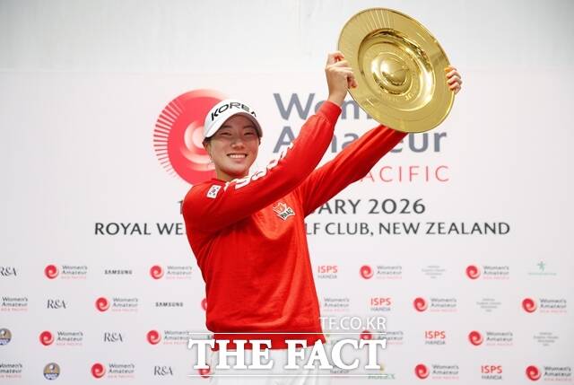 양윤서가 WAAP에서 한국 선수로는 처음으로 우승한 뒤 우승컵을 들고 기뻐하고 있다./KGA
