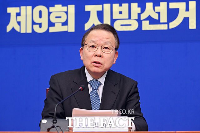 정청래 더불어민주당 대표(왼쪽)와 포옹하는 박찬대 의원.