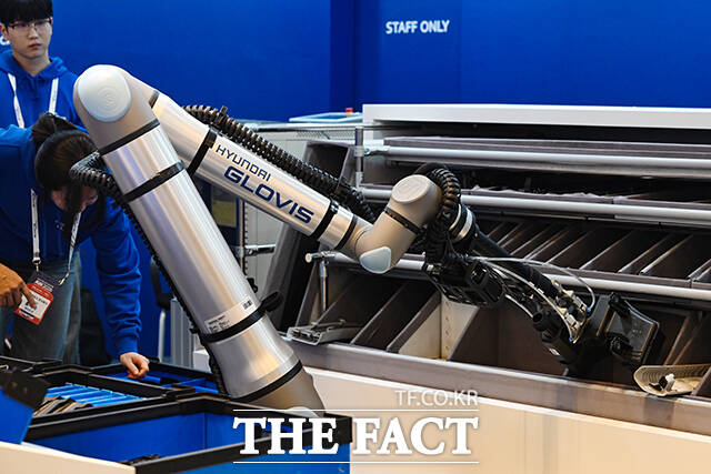 현대자동차그룹 계열사 보스턴다이내믹스 휴머노이드 로봇 ‘아틀라스’의 양산형 모델이 ‘2026 스마트공장·자동화산업전(Automation World 2026)’에서 공개되고 있다.