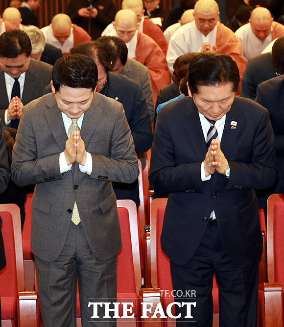 '동상이몽' 합장하는 장 대표(왼쪽)와 정 대표.