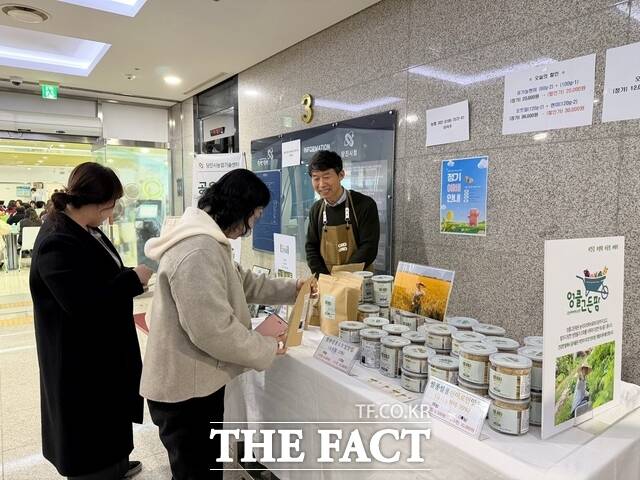 당진시는 정월대보름을 기념해 3일 직원들에게 지역농산물을 활용한 현미칩을 제공했다. /당진시