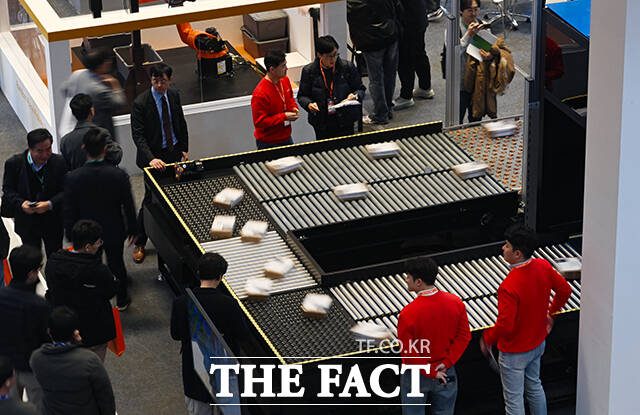 현대자동차그룹 계열사 보스턴다이내믹스 휴머노이드 로봇 ‘아틀라스’의 양산형 모델이 ‘2026 스마트공장·자동화산업전(Automation World 2026)’에서 공개되고 있다.