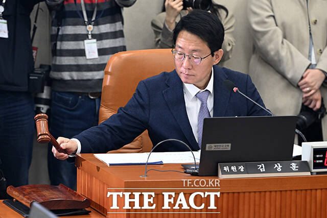 의사봉 두드리며 회의 주재하는 김상훈 위원장.