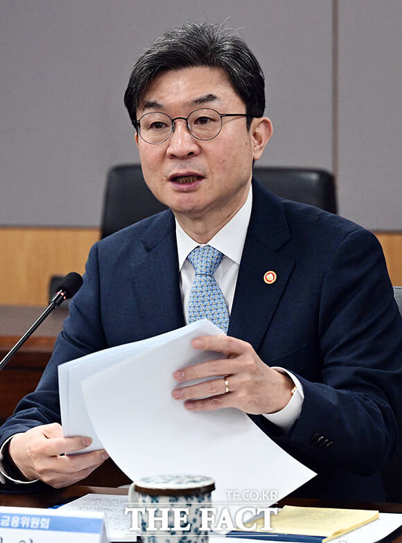 이억원 금융위원장(가운데)이 4일 오전 서울 종로구 정부서울청사에서 열린 민·관 합동 토큰증권 협의체 킥오프 회의에 참석해 모두발언을 하고 있다. /임영무 기자