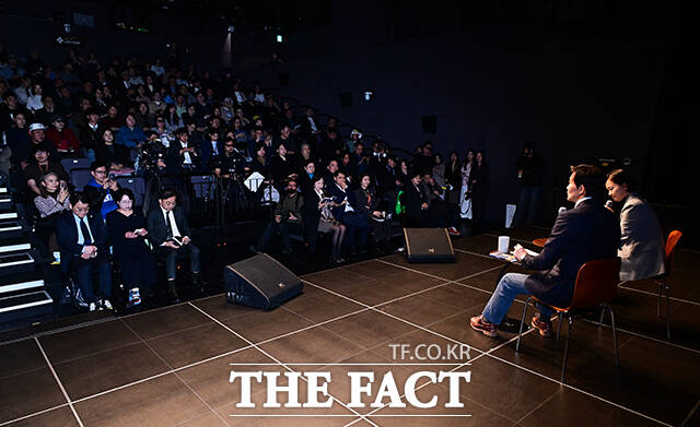 조국 조국혁신당 대표가 4일 오후 서울 종로구 노무현 시민센터에서 열린 ‘조국의 선택’ 저자와의 대화에 참석해 질의에 답변을 하고 있다. /배정한 기자