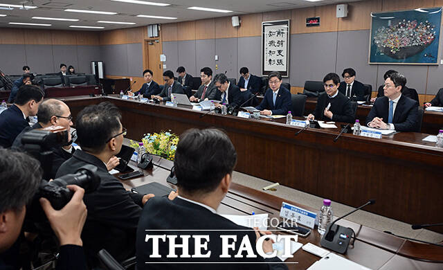 이억원 금융위원장(가운데)이 4일 오전 서울 종로구 정부서울청사에서 열린 민·관 합동 토큰증권 협의체 킥오프 회의에 참석해 모두발언을 하고 있다. /임영무 기자