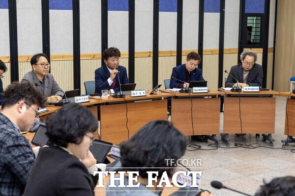 최충규 대덕구청장이 4일 구청 대회의실에서 열린 3월 확대간부회의에서 대덕물빛축제의 철저한 안전 준비를 당부하고 있다. /대덕구