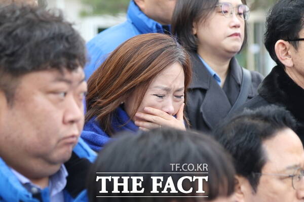 더불어민주당 대전시당이 4일 매향노 5적 규탄 및 대전충남 통합 결의대회를 개최하고 삭발식을 거행하자 이삼남 전 대덕구의원이 눈물을 흘리고 있다. /정예준 기자