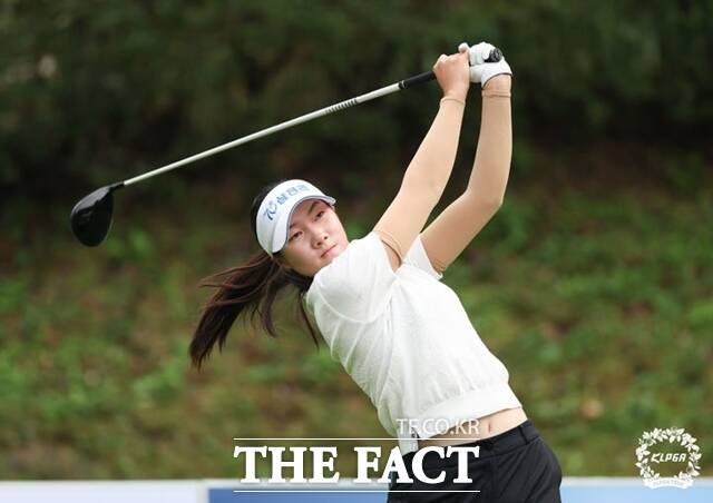 양윤서가 국내 프로대회에서 힘차게 티샷을 하는 모습./KLPGA