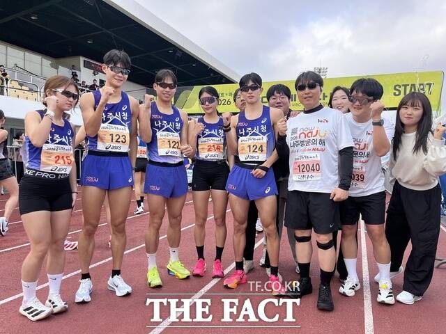 나주시 육상선수단과 체육진흥과 직원들이 2025 제주MBC국제평화마라톤대회에서 2026 나주 방문의 해를 홍보하고 있다. /나주시