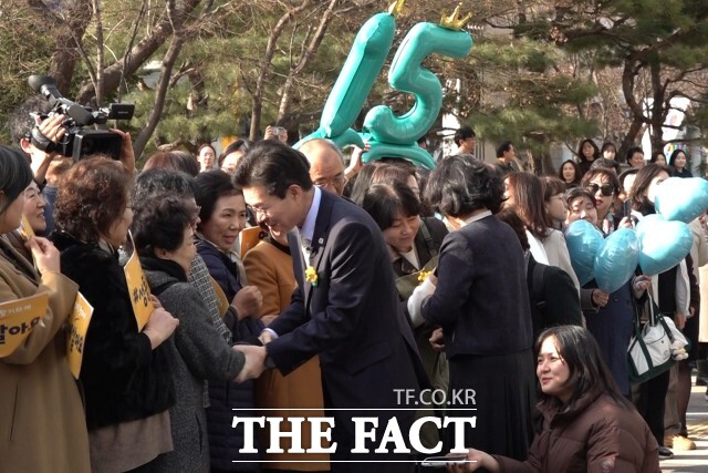 4일 정원오 성동구청장이 구청 청사를 떠나며 시민들에게 인사하고 있다. /성동구=김민지 기자