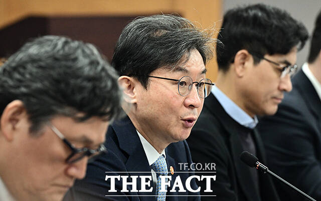 이억원 금융위원장(가운데)이 4일 오전 서울 종로구 정부서울청사에서 열린 민·관 합동 토큰증권 협의체 킥오프 회의에 참석해 모두발언을 하고 있다. /임영무 기자