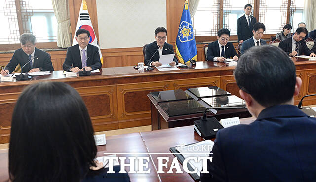 김민석 국무총리가 4일 오후 서울 종로구 정부서울청사에서 열린 중동 상황점검 긴급 관계부처 회의를 주재하고 있다. /임영무 기자