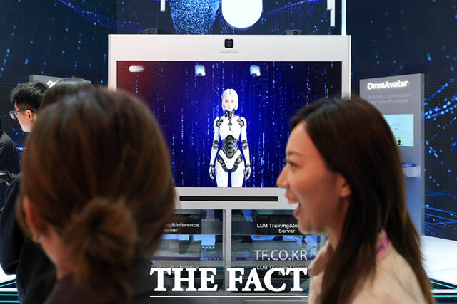 AI 커넥팅 아이디어스 전시장에서 AI 프로그램을 운영하고 있다. /바르셀로나=사진공동취재단