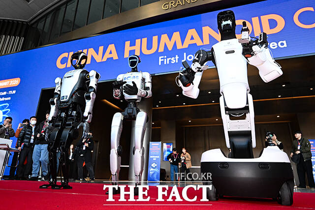 중국 로봇 기업 레주로보틱스의 쿠아보와 유니트리의 G1, 에이지봇의 G2(왼쪽부터)가 4일 오전 서울 강남구 코엑스에서 열린 ‘2026 스마트공장·자동화산업전(Automation World 2026)’에서 관람객을 향해 인사하고 있다. /서예원 기자