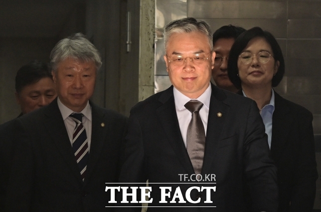 3대 특검팀의 미진한 수사 및 새로운 의혹을 수사하는 2차 종합특검팀에 임명된 법무법인 지평 소속 권창영 변호사와 특검보가 25일 오전 경기 과천에 마련된 특검 사무실 앞에서 열린 현판식에 참석하고 있다. /임영무 기자