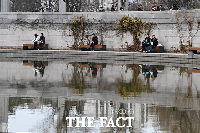 목요일인 5일 전국이 포근하고 흐린 가운데 오후부터 대부분 지역에서 비나 눈이 내릴 것으로 전망된다. /김성렬 기자