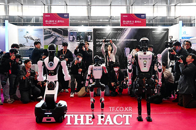 현대자동차그룹 계열사 보스턴다이내믹스 휴머노이드 로봇 ‘아틀라스’의 양산형 모델이 ‘2026 스마트공장·자동화산업전(Automation World 2026)’에서 공개되고 있다.