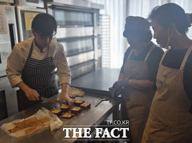 공주 농업기술센터가 특산자원 융복합 사업의 하나로 공주밤송이빵 등 33종의 기술이전을 하고 있다. /공주시