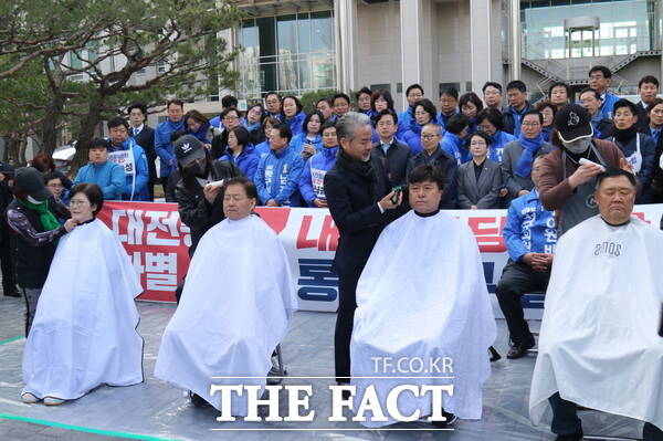 더불어민주당 대전시당이 4일 매향노 5적 규탄 및 대전충남 통합 결의대회를 개최한 가운데 법안 처리를 촉구하는 삭발식을 단행하고 있다. /정예준 기자