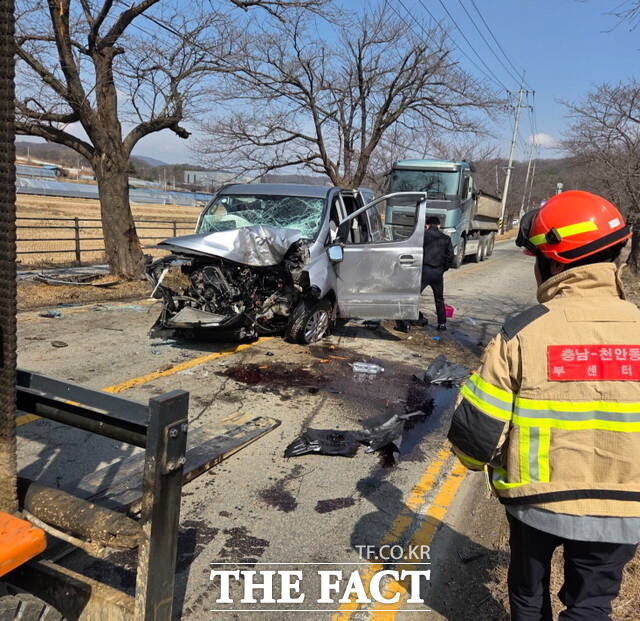 4일 천안시 북면 매송리 도로에서 발생한 승합차 추돌후 가로수를 충돌한 사고 현장 모습. /천안동남소방서