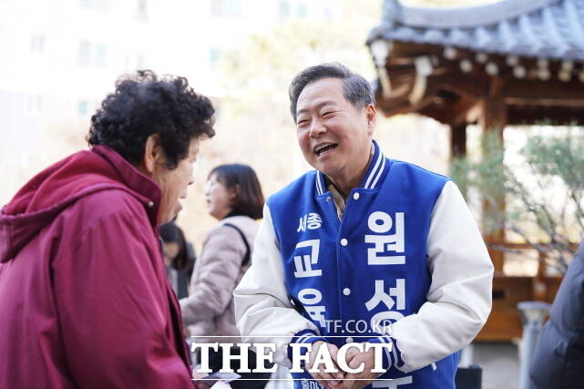 원성수 예비후보가 3일 밀마루복지센터를 방문하고 어른신들께 정월대보름 인사를 드리고 있다. /원성수 캠프