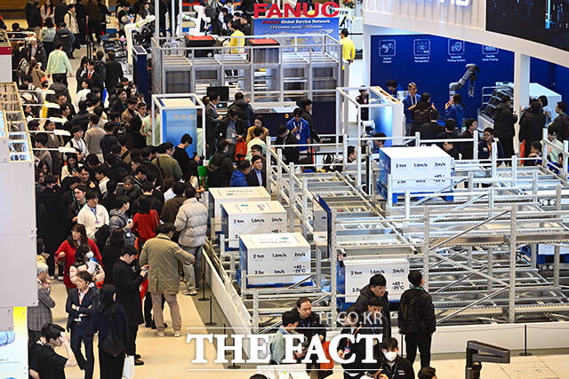 현대자동차그룹 계열사 보스턴다이내믹스 휴머노이드 로봇 ‘아틀라스’의 양산형 모델이 ‘2026 스마트공장·자동화산업전(Automation World 2026)’에서 공개되고 있다.