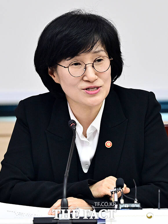 원민경 성평등가족부 장관(오른쪽)이 4일 오후 서울 종로구 정부서울청사에서 열린 2026년 성평등·청소년·가족정책 시·도 국장회의에 참석해 모두발언을 하고 있다. /임영무 기자