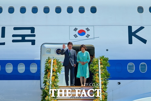 이재명 대통령은 4일(현지시간) 싱가포르·필리핀 국빈 방문 일정을 마무리하고 귀국길에 올랐다. 이 대통령이 3일 필리핀 마닐라 빌라모어 군공항에 도착해 대통령 전용기인 공군 1호기에서 내리며 손을 흔들고 있다. /청와대