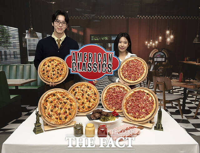 도미노피자가 ‘아메리칸 클래식 피자’ 2종을 오는 6일 선보인다. /도미노피자