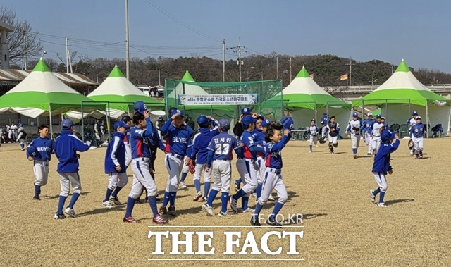 부여군유소년야구단이 최근 열린 2026 제11회 순창군수배 전국유소년야구대회에서 본선 진출 후 시흥시를 상대로 13대 3 콜드게임 승리를 거두고 환호하고 있다. /부여군