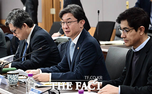 이억원 금융위원장(가운데)이 4일 오전 서울 종로구 정부서울청사에서 열린 민·관 합동 토큰증권 협의체 킥오프 회의에 참석해 모두발언을 하고 있다. /임영무 기자