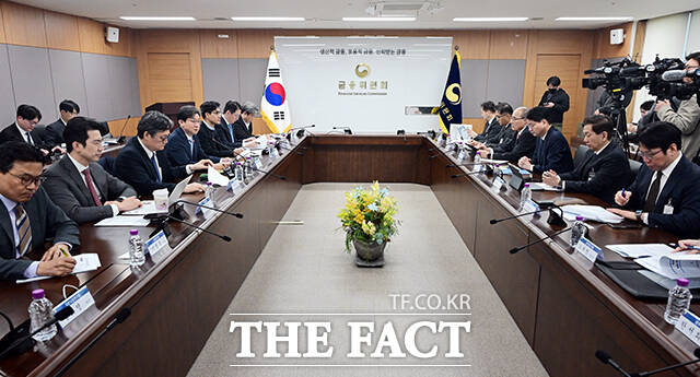 이억원 금융위원장(가운데)이 4일 오전 서울 종로구 정부서울청사에서 열린 민·관 합동 토큰증권 협의체 킥오프 회의에 참석해 모두발언을 하고 있다. /임영무 기자