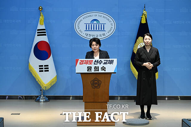 윤희숙 전 국회의원이 4일 오전 서울 여의도 국회 소통관에서 서울시장 출마선언을 하고 있다. /국회=박헌우 기자