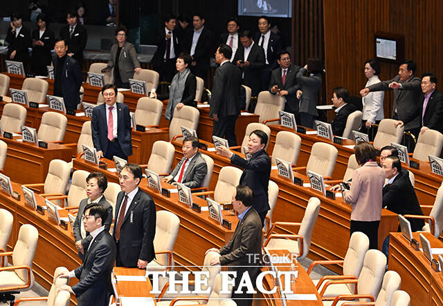 국민의힘 의원들이 지난달 26일 서울 여의도 국회에서 열린 제432회 국회(임시회) 제8차 본회의에 참석해 방송미디어 통신위원회 위원(천영식) 추천안 부결에 대해 항의하는 모습. /배정한 기자